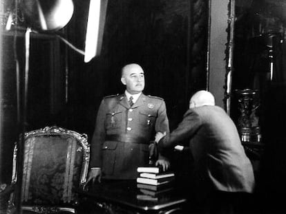 Francisco Franco durante un reportaje fotográfico.