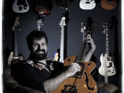 &Aacute;ngel Carmona en Headbanger, templo guitarrero en Madrid.