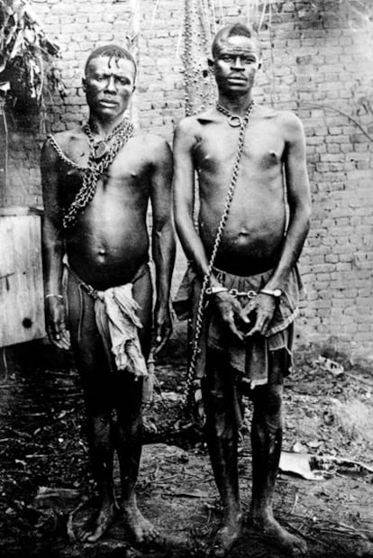 Dos hombres encadenados en Bauliri, en 1904, al no poder pagar sus impuestos en caucho.