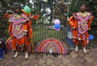 Bailarines tradicionales esperan para participar en la procesión del carro, en Calcuta, India.