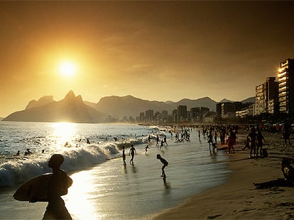 Atardecer en la mítica playa de Ipanema, una alfombra de arena blanca de más de dos kilómetros de longitud, con la montaña Pedra da Gávea al fondo.