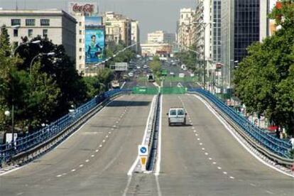 Imagen del puente que une las calles de Joaquín Costa y de Raimundo Fernández Villaverde, que hoy será abierto al tráfico.