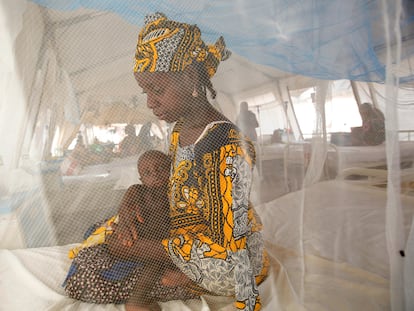 Una madre y su hijo ingresados por desnutrición en un centro de salud gestionado por MSF de la ciudad de Katsina, en Nigeria, en junio de 2022.