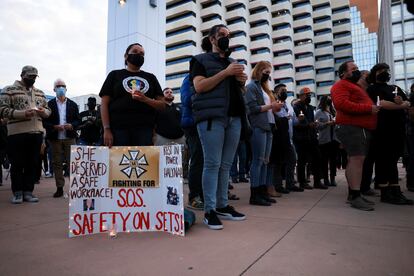 Trabajadores de la industria del cine estadounidense exhiben pancartas de protesta por los fallos de seguridad en los rodaje en la vigilia por Halyna Hutchins.