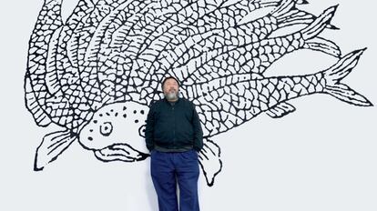 El artista Ai Weiwei, frente a una de sus obras en Le Bon March&eacute;.