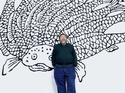 El artista Ai Weiwei, frente a una de sus obras en Le Bon March&eacute;.