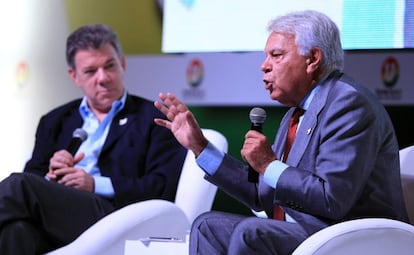 Felipe González con Juan Manuel Santos este viernes en Bogotá.