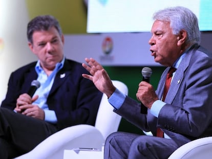 Felipe González con Juan Manuel Santos este viernes en Bogotá.