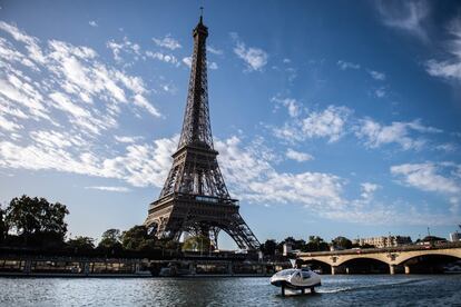 Un barco eléctrico, el Sea Bubbles, también conocido como "taxi volador", navega por el río Sena con la Torre Eiffel de fondo durante una prueba en París.