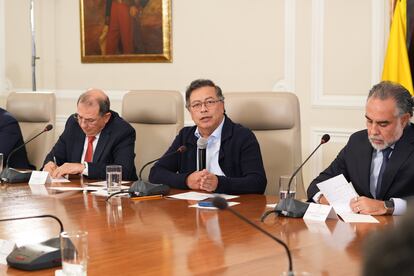 Gustavo Petro junto al nuevo jefe de despacho, Armando Benedetti, durante un consejo de ministros, el 5 de febrero.