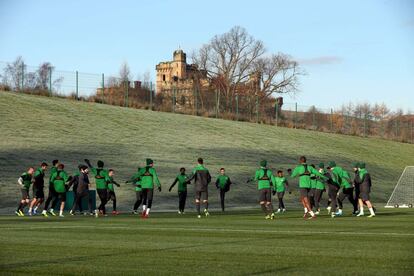 Los jugadores del Celtic realizan estiramientos antes del entrenamiento en Glasgow.