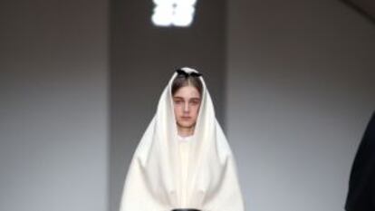 Una modelo desfila en el desfile de Emilio de la Morena ayer, en la London Fashion Week otoño/invierno 2012.