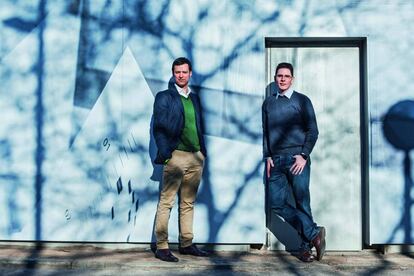 Miquel Bru (izquierda) y Òscar Flores, fundadores de Made of Genes, en la puerta de las oficinas de la 'startup', en Esplugues de Llobregat (Barcelona).