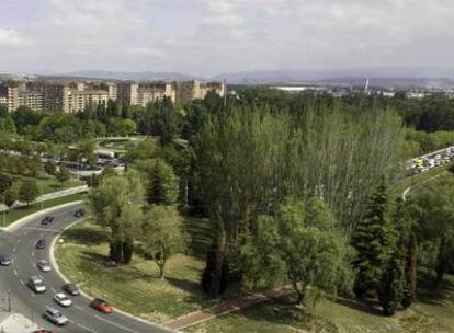 A la izquierda, vista del aparcamiento y del parque de Arriaga, donde está previsto construir la estación.