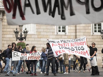 Els artesans s'han manifestat a la plaça Sant Jaume
