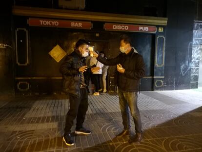 Chungki Ji toma la temperatura el sábado por la noche a un cliente de Tokyo Bar Disco Pub, una discoteca en los bajos de Azca, Madrid.