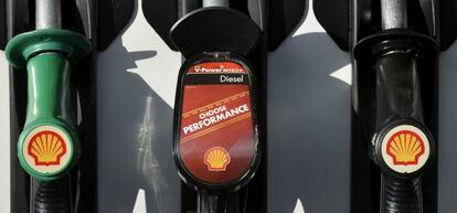 Logotipo de Shell en las mangueras de una gasolinera.