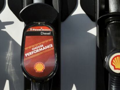 Logotipo de Shell en las mangueras de una gasolinera.