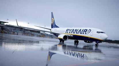 Un avi&oacute;n de Ryanair en la pista de aterrizaje.