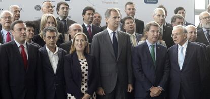 El rey Felipe, en la inauguración del Congreso anual de CEDE, junto a la ministra de Fomento, Ana Pastor, el presidente de CEDE, Isidro Fainé (d), el presidente de la Xunta, Alberto Núñez Feijóo y el alcalde de A Coruña, Xulio Ferreiro.