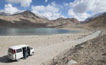 Carretera ante el lago de Chokor-Kul, en el región del Pamir (Tayikistán).