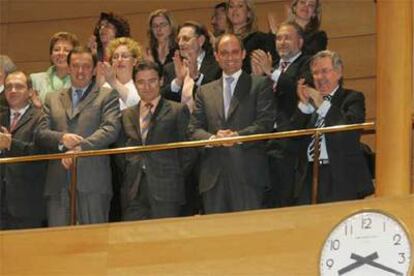 El presidente de la Generalitat valenciana, Francisco Camps (segundo por la derecha), y el líder del PSPV-PSOE, Joan Ignasi Pla (segundo por la izquierda), en el Senado.