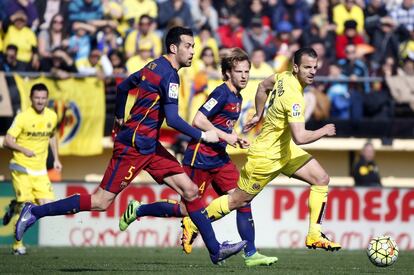 Soldado lucha por un balón con Busquets y Rakitic.