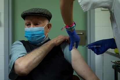 Health workers administering the Pfizer vaccine at CAP d'Horta Hospital in Barcelona. 