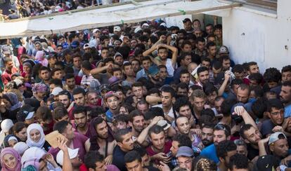 Migrantes y refugiados sirios se agolpan en el centro de detención de la isla griega de Kos el pasado 12 de agosto.