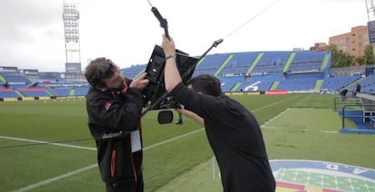 Víctor Ferrándiz y Daniel Zanón montan la cámara aérea antes del Getafe CF - RCD Mallorca de la pasada semana.