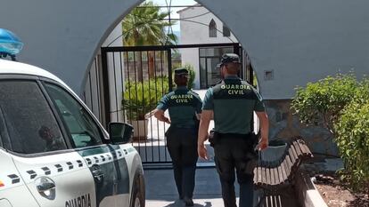 Una patrulla en el cementerio de Alfarrasí, donde en julio un individuo profanó cinco sepulturas.