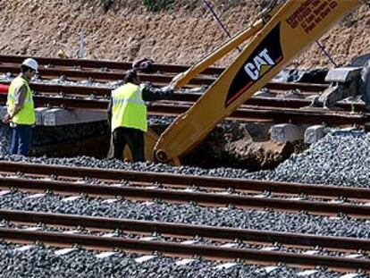 Operarios de Renfe reparan el socavón de las vías de la ronda sur de Zaragoza, paralelas a las del AVE.