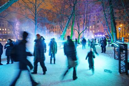 Instalación 'Color Park', de Kari Kola, el Old Church Park, durante el Festival de la Luz 2016 (www.luxhelsinki.fi), en Helsinki, que celebró su sexta edición el pasado fin de semana.