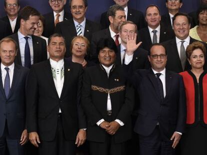 Presidentes europeus e sul-americanos se re&uacute;nem para fotos.