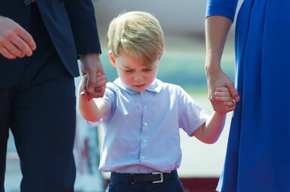 De la mano de sus progenitores, el príncipe Jorge camina desde el avión hasta el recibimiento de los medios de comunicación en la pista. Este es el tercer viaje oficial por el extranjero del pequeño, que ya acompañó a sus padres primero a Canadá y luego a Australia y Nueva Zelanda.