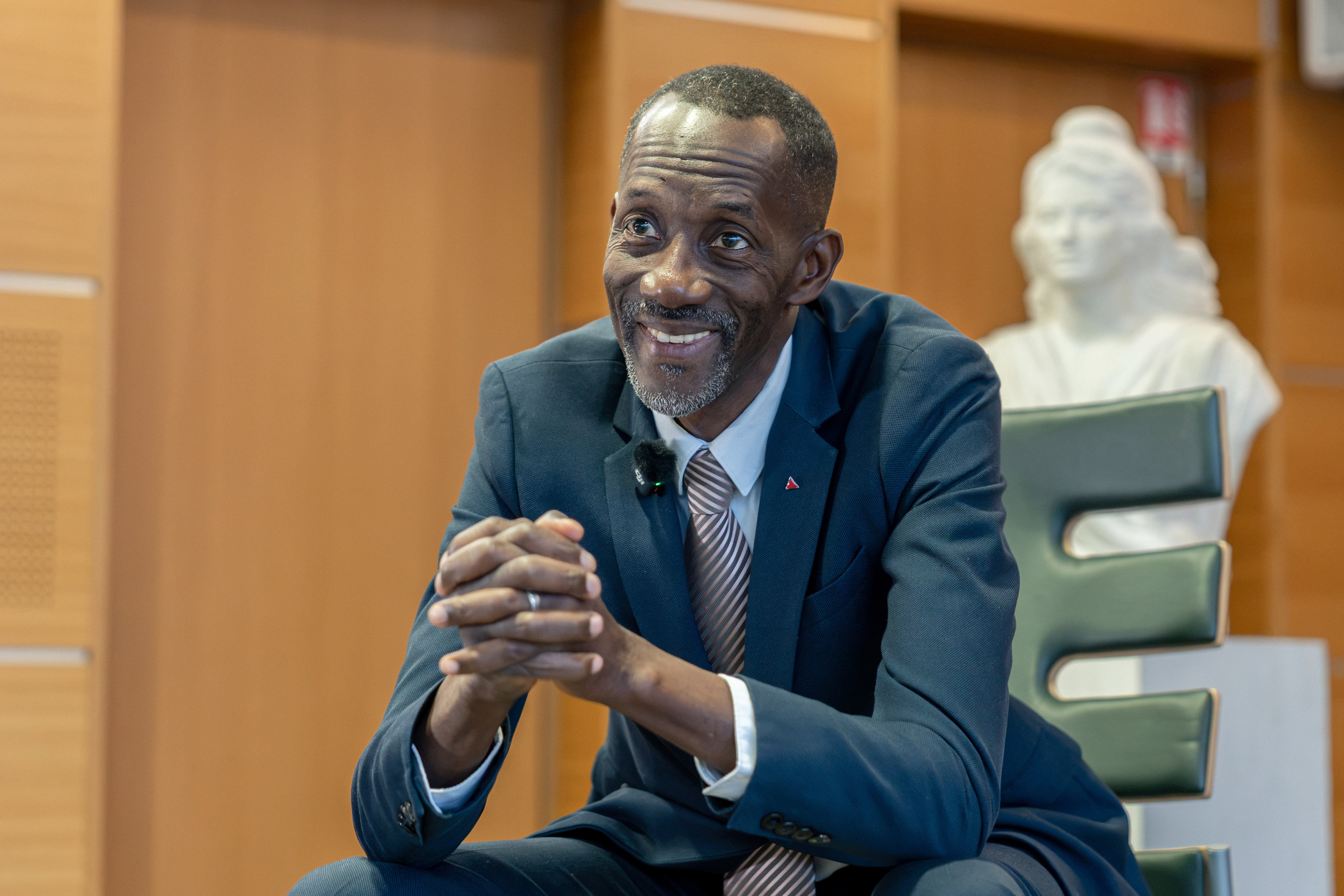 El alcalde de Saint-Denis, Bally Bagayoko, durante la entrevista. 