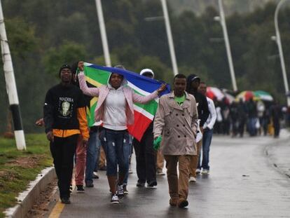 Decenas de sudafricanos salen del estadio tras la ceremonia.