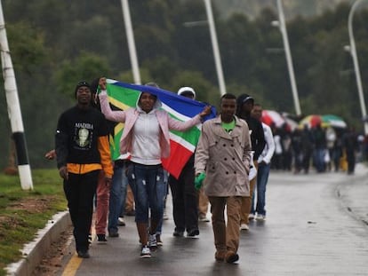 Dezenas de sul-africanos saem do estádio depois da cerimônia.