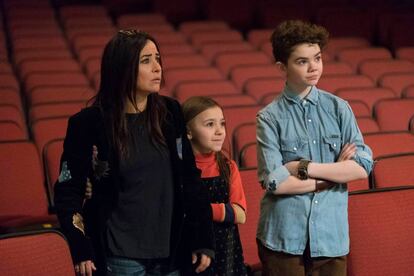 Pamela Adlon, Olivia Edward y Hannah Alligood en el octavo episodio de la segunda temporada de 'Better Things'.