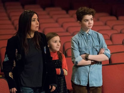 Pamela Adlon, Olivia Edward y Hannah Alligood en el octavo episodio de la segunda temporada de 'Better Things'.