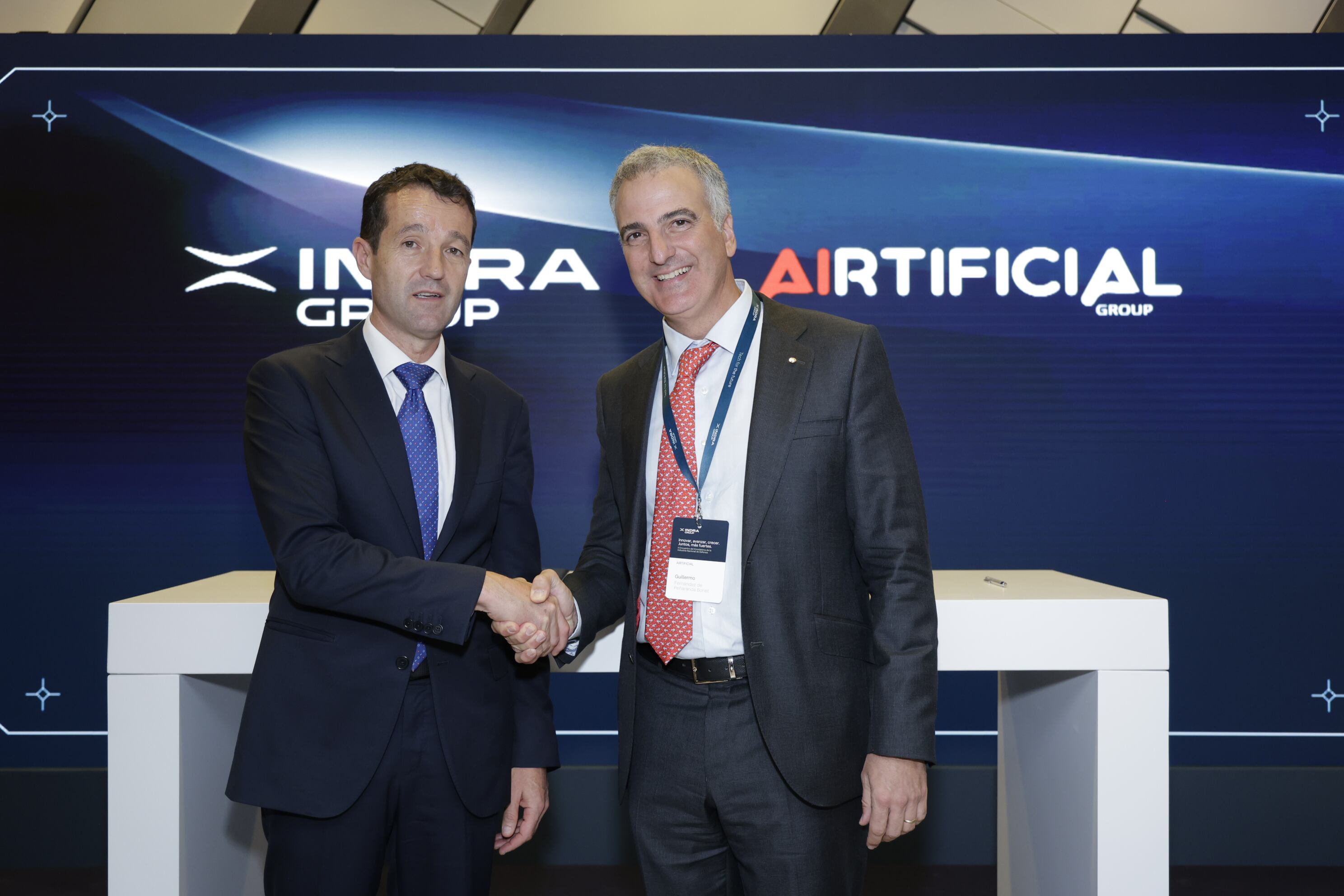 El presidente de Indra, Ángel Escribano, y Guillermo Fernández de Peñaranda, CEO de Airtificial.