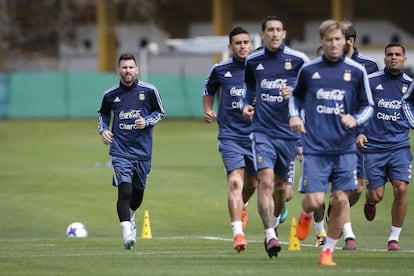 Lionel Messi, la esperanza argentina, de un lado. El equipo, del otro.