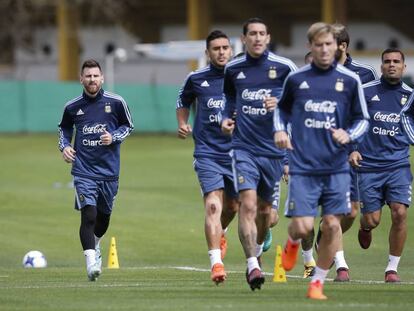 Lionel Messi, la esperanza argentina, de un lado. El equipo, del otro.