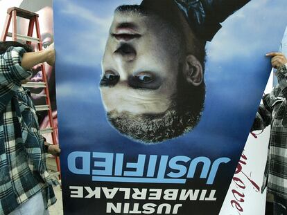 Dos trabajadores de una tienda de discos de California retiran un cartel de Timberlake en febrero de 2004 tras la controversia por el episodio sucedido en la Super Bowl de ese año. 17 años después, Justin ha encontrado un enemigo aún más ruidoso que los espectadores conservadores: los jóvenes 'tiktokers' que no lo consideran ya relevante y contemporáneo.