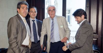 Daniel Os&agrave;car (con pelo blanco), con Homs, Turull y Pujol, en el Parlamento catal&aacute;n en 2010. 