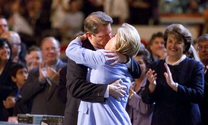 El beso de Al y Tipper Gore (2000)

	El que fuera vicepresidente bajo la presidencia de Bill Clinton plantó ante el público un beso de tres segundos a su mujer Tipper durante la Convención Nacional Demócrata. Fue criticado como una estrategia propagandística, pero no tuvo un final feliz: perdió ante Bush y una década después se separó de su mujer.