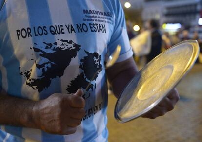 Las cacerolas han vuelto a sonar con fuerza en Buenos Aires y otras ciudades del país. La protesta se ha extendido a localidades como Salta, Rosario o La Plata e incluso a ciudades de otros países como Madrid, Londres, Milán o Sydney.