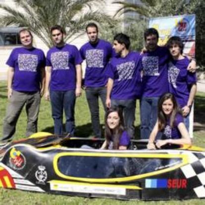 Equipo de la Universidad Miguel Hernández (UMH) que ha diseñado un coche ecológico