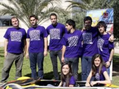 Equipo de la Universidad Miguel Hernández (UMH) que ha diseñado un coche ecológico