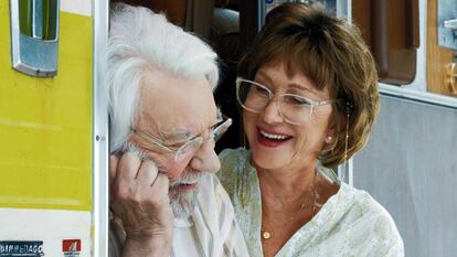 Helen Mirren y Donald Sutherland en un fotograma de ‘The Leisure Keeper’.